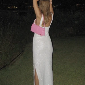 BALKLÄNNING - från NA-KD och är helt slutsåld. Köpt för 600 och är inte ancänd. Tanken va att ha till min bal men hitta en annan, har prislappen kvar på och är endast testad. Har en tiktok på den på för bättre koll. I storlek L då den e liten! Passar s och M