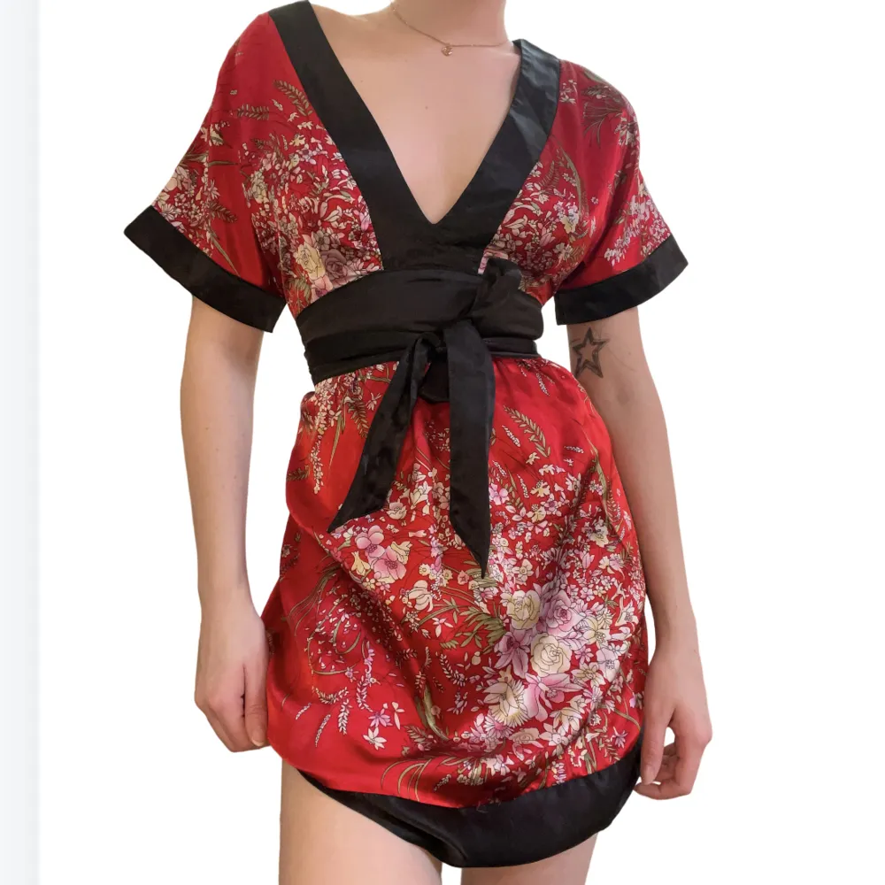 Älskar denna, såå fin röd blomsterklänning från Sydostasien. Dragkedja i sidan och band som knyts som rosett antingen fram eller bak. Perfekt skick och vintage!🍓🍓🌟. Klänningar.