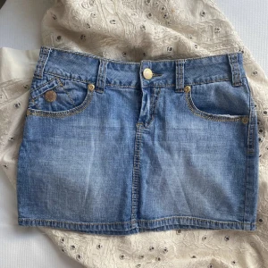 Lågmidjad jeanskjol - Sjukt fin lågmidjad jeanskjol, passar tyvärr inte rikrigt mig. Midjemått är 37cm 🧡🧡