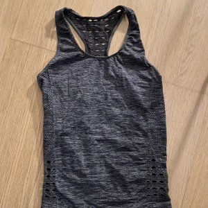 Snyggt träningslinne - Snyggt träningslinne i storlek Xs/S. Använt kanske 10 gånger, inga synliga tecken på användning och i bra skick! Snyggt och sitter bra:)