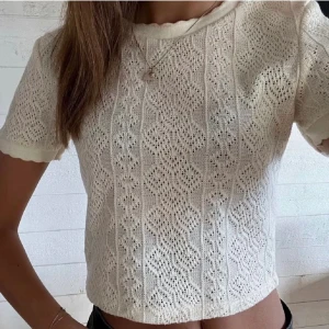 Virkad topp från zara  - Säljer denna somriga toppen från zara. Jätte fin till sommaren. Inte använd mycket. Jätte bra till sommaren. Helt slutsåld. 💕