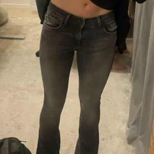 Ltb jeans bootcut - Supersnygga low waist jeans från Ltb. Dem är köpta för 599 kronor. Har används ett fåtal gånger, så jeansen är i nyskick! Hör av er vid intresse. Jag har strl 24/32 i vanliga fall, men dessa är i strl 24/30 och passar mig i längden ändå. 