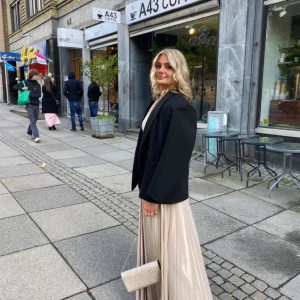 Kavaj/blazer  - Säljer min kavaj från ZARA. Perfekt Overzied blazer, jätteskön och fin i materialet😊