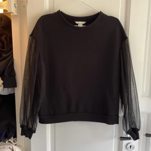 Cool hm sweatshirt  - Använd men fint skick Jättefina armar som är puffiga och transparanta  