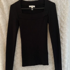 H&M svart ribbad långärmad tröja  - Tröjan har som en kantig urringning och är ribbad. Säljer för att jag inte har nån användning av den längre. Använd typ 3-5ggr. Pris kan diskuteras🙌🙌