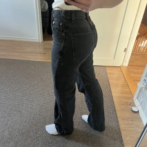 Jeans från MING denim - Superfina och sköna jeans från MING denim som tyvärr är för små. Jeansen knäpps vid midjan av 5 knappar och byxorna är i bra skick. Storlek 34 och modellen har raka ben