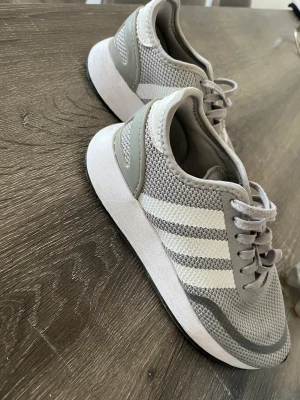 Adidas skor - Fint skick knappt använda 