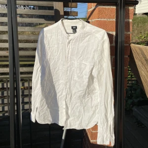 Linneskjorta - Vit linneskjorta från H&M i storlek M. Säljes i befintligt skick.