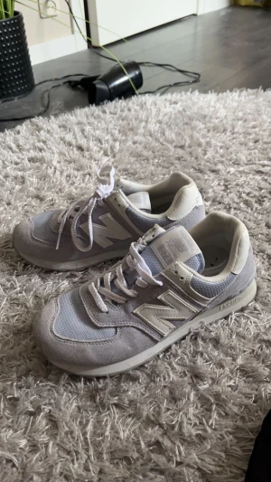 Sneakers  - Säljer dessa skor från new balance, knappt använda och jättefina