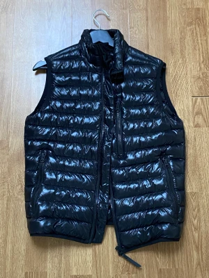 Peak Performance Väst - Tjena, säljer min Peak Performance väst. Skick 10/10. Använd ca 5 gånger. Storlek S. 