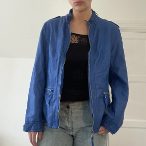 Royal blue skinnjacka - Äkta skinn/läder. Storlek M/L. Inga defekter. Lätt oversized. Märke voyage.