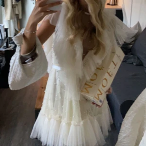 Student Klänning - Säljer nu min underbara studentklänning som endast är använd på champangefrukosten och utrspringet!  Inga defekter alls utan det är verkligen den perfekta klänningen🌸 Nypris är 4799kr