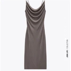 Klänning - Midi lång klänning från Zara som funkar till bal och till annat. Använd en gång. Superskönt stretchigt material. Säljer för att den tyvärr inte kommer till användning. Jag på bilden är 167 och har 7 cm klackar. Hör av dig om du har några frågor💗💗