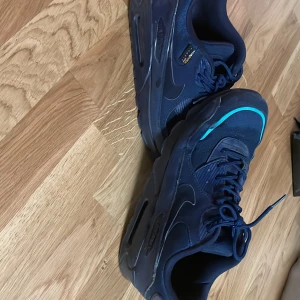 Nike air Max 90 - Säljer mina Nike air Max 90 skor vid storlek 45. Dem ligger i ganska bra skick. Pris kan diskuteras men inga skambud 