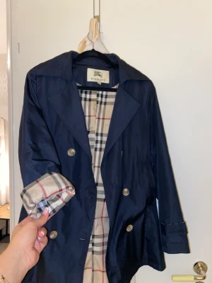 BURBERRY jacka/kavaj - En fin och elegant ÄKTA burberry kappa som jag knappt använt, helt fel fri. Skärp medföljer 🫶🏽