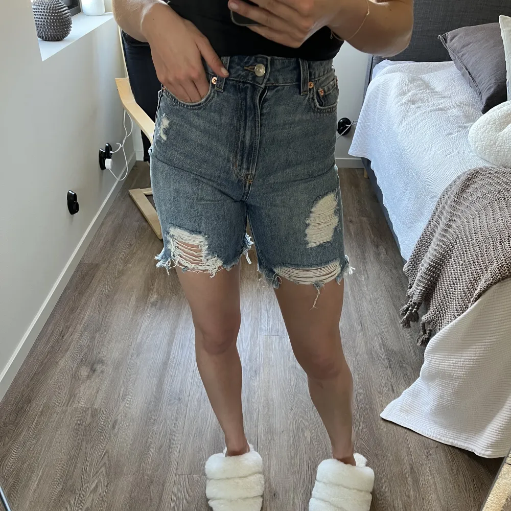 Lite längre jeansshorts med slitningar och fransar från hm😁. Shorts.