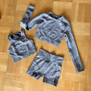 Träningsset 3 delar - Superskönt träningsset från Njie. Long Sleeve Crop top, Seamless Crop top/sport BH + Seamless Sculpt Shorts. Färg Grey Melange. Skulle säga mer XS än S.  Använt endast 1 gång, som i nyskick.  Inköpspris hela setet: 800kr Säljes för: 300kr Styckpris: 130kr