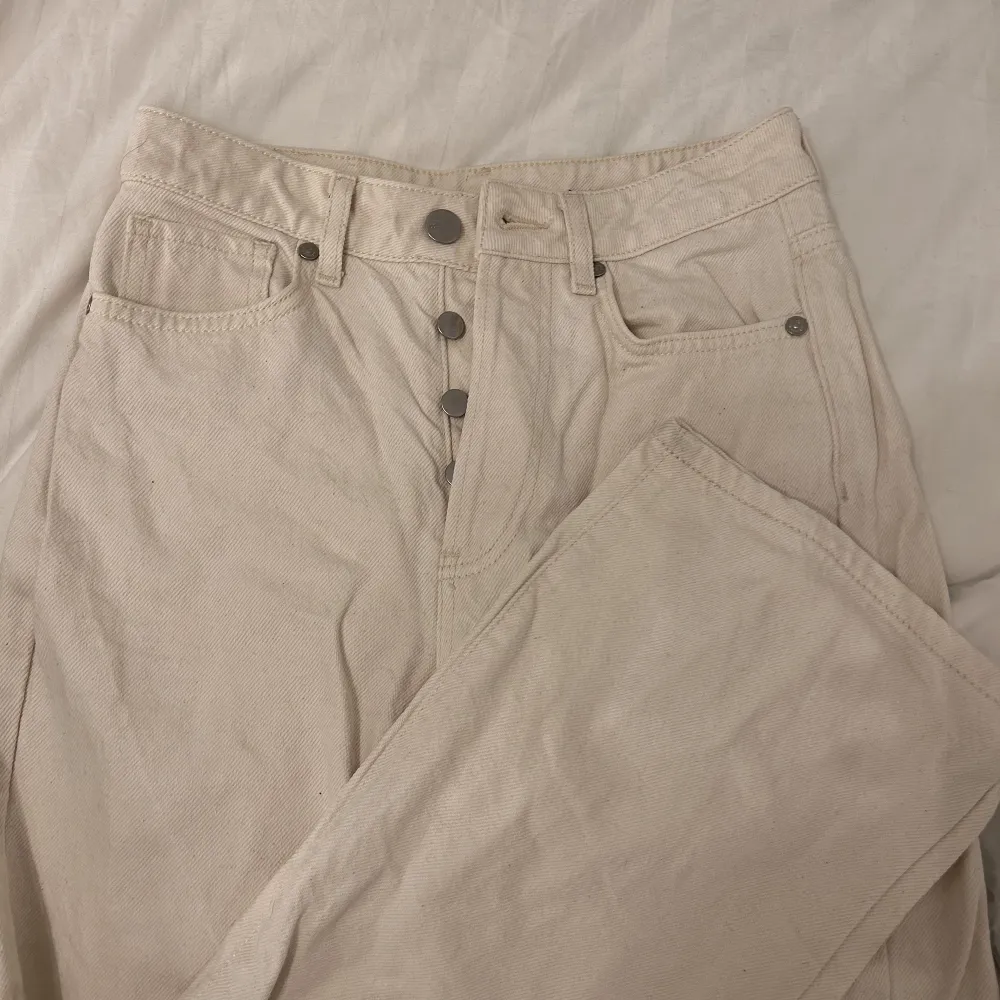 Beiga jeans från BikBok, storlek W26 L32. Säljer då dom blivit för små. Dom är i fint skick! Nypriset är 600kr. Jeans & Byxor.
