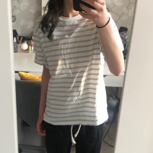 T-shirt  - Säljer en grön/vit randig T-shirt från Lager 157. Strl. M. Använd under våren/sommaren 22, har de senaste månaderna legat i garden. Köparen står för frakten😇