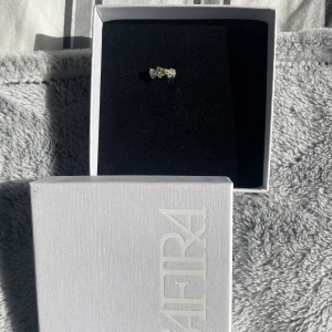 Safira- earcuff - Fin earcuff i silver från Safira! Kommer ej till användning längre. (Se skick på bilder- annars be om fler)💓👍🏻😀  925 sterling silver med varierade strasstenar Nypris: ca. 499kr