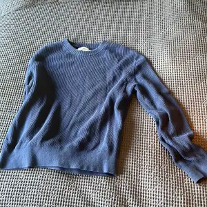 2 st sköna Sweatshirt i gott skick 8/10. Gant tröjan storlek 170 pris 300kr, East West tröjan storlek M pris 200kr. Köp båda för 400kr.