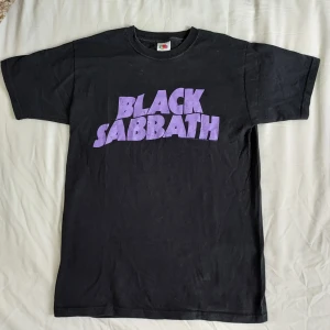 Black Sabbath t-shirt  - Så snygg bandtröja med Black Sabbath på. Storlek S.  Eventuell frakt betalas av köparen 🖤