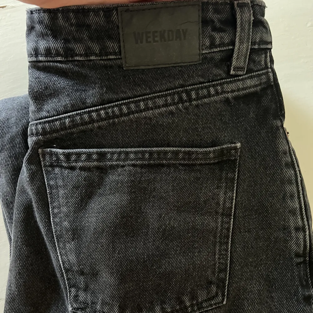 Svarta/mörkgrå jeans från weekday. Högmidjade mom jeans, modellen heter Meg. Använda ett fåtal gånger, mycket bra skick. Storleken är W26, L28. Passar XS/S.. Jeans & Byxor.