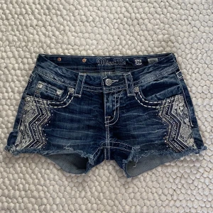 MISS ME shorts 💙✨ - Säljer ett par lågmidjade miss me shorts i bra skick och strechigt material💕 Midjemått=72cm Frakt står du för själv!💕