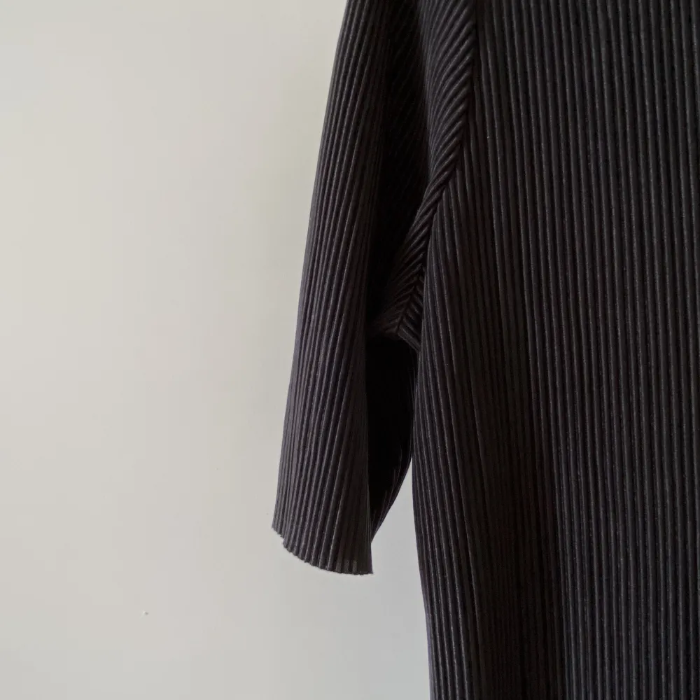 En superfin svart t-shirt klänning/tunika i glansigt ribbat tyg. Den är lite genomskinlig men man kan ha shorts under! Köpt via Sellpy men den är från Gina Tricot. I fint skick!. Klänningar.