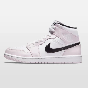 JORDAN 1 "BARELY ROSE" MID (W) - INTRESSEKOLL! Jag vill sälja mina JORDAN 1 "BARELY ROSE" MID (W) och undrar vad ni tänker är ett bra pris? Bilder kan såklart skickas redan nu, men annars lägger jag upp en ny annons vid fler intressen. ❤️❤️❤️❤️