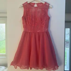 Superfin rosa miniklänning med öppen rygg som har använts till bal en gång 💕 inga synliga fläckar och är i princip i nyskick, dragkedja bak 💗