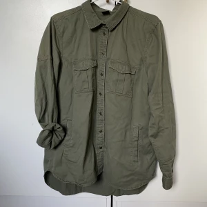 Militärskjorta  - Fin lite tjockare skjorta som passar perfekt för kyligare sommarkvällar. 
