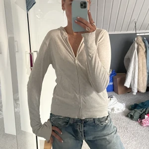 Tröja - Tunn zip up hoodie med luva!! Lite sliten i armarna, då den är köpt secondhand, också därav priset