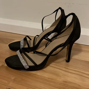 Klackar - Svarta klackar med glitter. Storlek 39. Men passar en 38. Aldrig använda. Köparen betalar frakt 