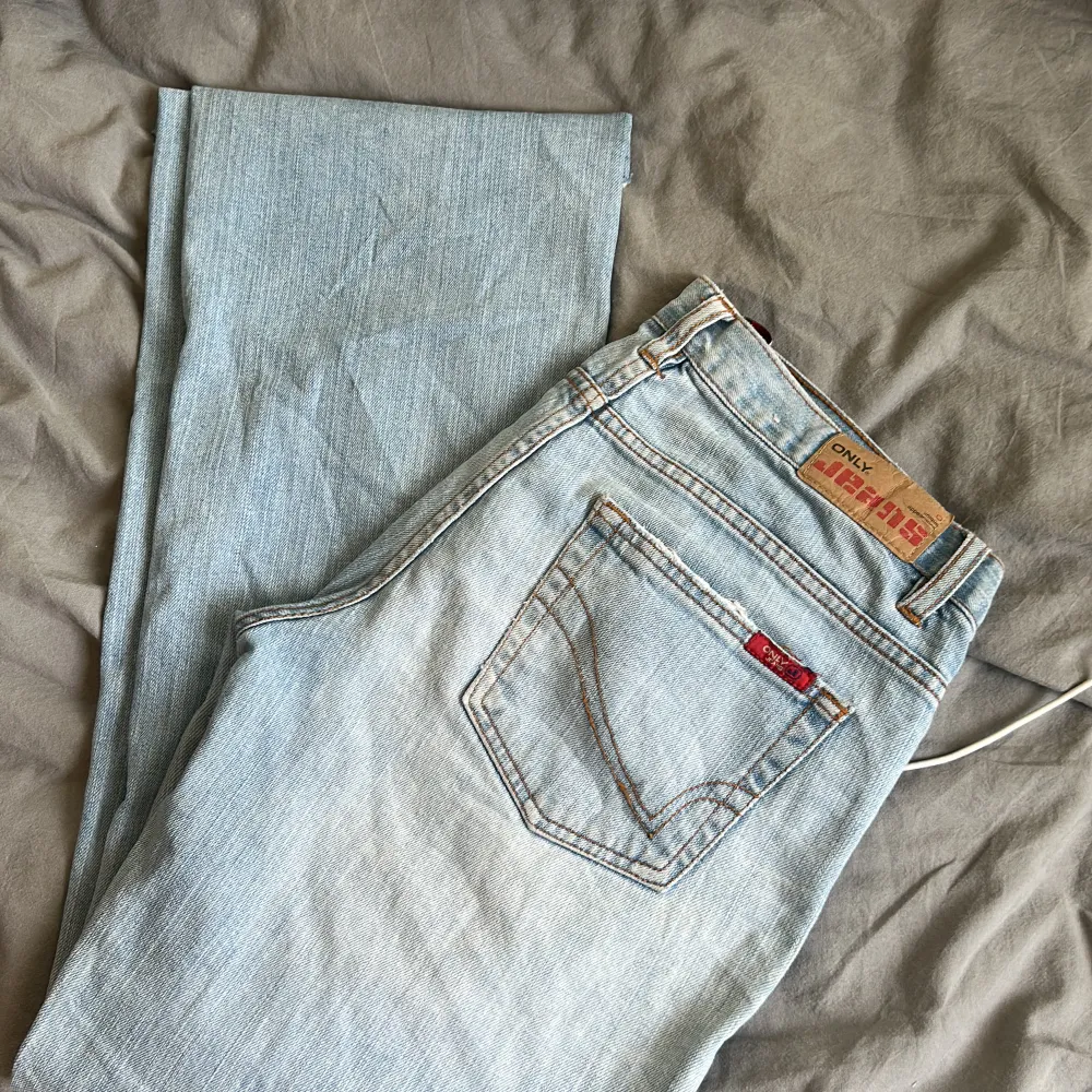 Super snygga lågmidjade jeans från Only som är i strl 38. Jeans & Byxor.