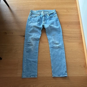 Levis 501 - Hej, säljer ett par riktigt snygga Levis 501 jeans i ett väldigt bra skick förutom att det är lite sönder på vänstra knät ( se på sista bilden) men inget som förstör jeansens utseende. Jag har inte använt dom alls mycket. Skriv för fler funderingar😁