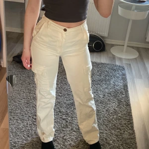 Beigea cargobyxor - Ett par beiga cargobyxor ifrån strandivarius, storlek 34