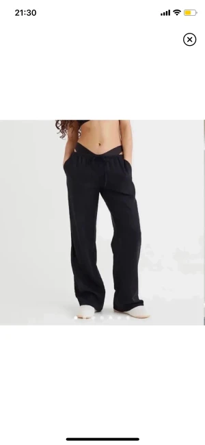 Linnebyxor - Desss är knappt använda och köpta hör på plick men blev för korta på mig nu under sommaren så har sprättat ner dem men använde Rut längre. (Sista bilden är lånad men samma byxor).💕