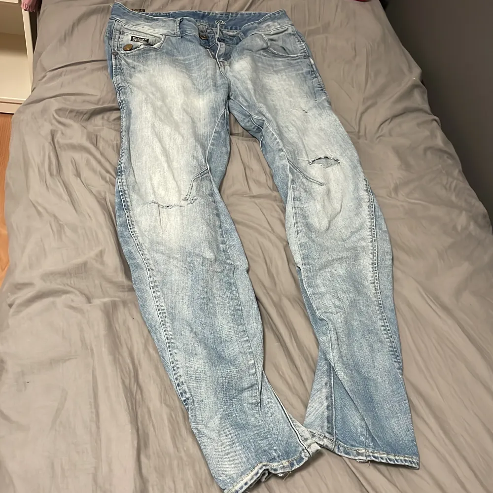 Jättefina Gstar jeans med hål. Säjler för att jag ej tar på mig de längre. Jeans & Byxor.