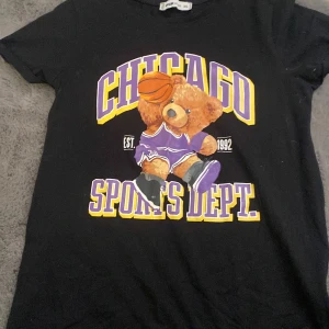 skön sommar tröja - kortarmad tröja snyggt tryck skön på sommar med typ cyckelbyxor.