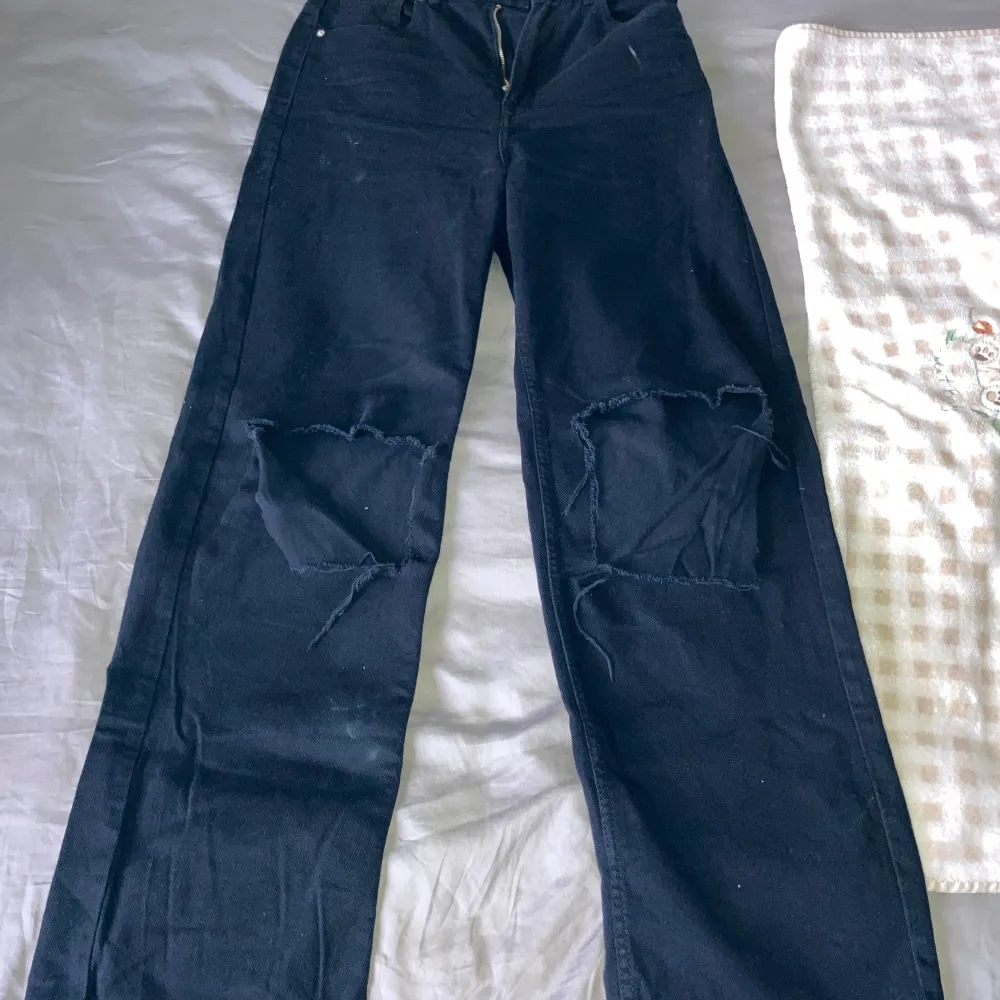 Säljer dessa svarta ihåliga jeans eftersom de inte kommit till användning på sista tiden. Köpt på HM för ganska länge sedan. Den har inga hål men de existerande hålen har expanderat, alla mina kläder tvättas innan de fraktas❤️. Jeans & Byxor.