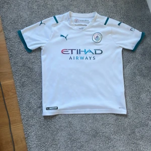 Man City tröja  - 152 11-12 år 8/10 skick liten fläck där bak inget tryck