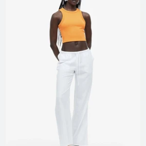 Linnebyxor  - Linnebyxor från hm. Sälj pga. Att de blivit för korta. Passar någon runt 170. De är slutsålda o lågmidjade. Har dock en liten fläck som knappt syns men fråga om bild om ni vill se💓(gjort en budgivning då de va ca 20 pers som ville köpa)