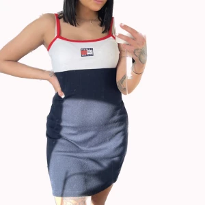 Vintage Tommy Hilfiger 2004 - Min mammas klänning från tommy hilfiger inköpt 2004, super fint skick!