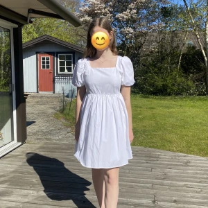 Vit klänning - Vit klänning med puffärm från Monki, den är insydd i midjan hos sömmerska då jag ville få den mer figursydd, tanken var att ha den som studentklänning men hittade en annan, därför helt oanvänd med prislapp kvar