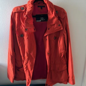 Tommy Hilfiger vårjacka  - En riktigt glad vårjacka som knappt är använd. Liten i stl 