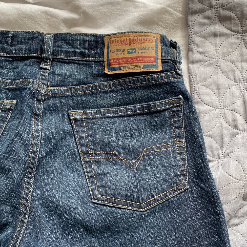 Säljer dessa jätte fina jeans, de är tyvärr för små för mig så de är därför de ser så tajta ut. De är srl S/26. Jag står ej för frakt!. Jeans & Byxor.