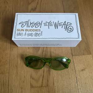 Gröna transparanta solglasögon, använda ett fåtal gånger. Bra skick!  