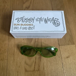 Stüssy x Sun buddies 35th anniversary limited edition sunglasss. - Gröna transparanta solglasögon, använda ett fåtal gånger. Bra skick!  