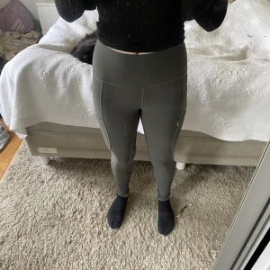 Gröna Maya delorez ridbyxor - Fint skick, använda få tal ggr, de är mörk gröna men blir ljusare i kameran, helskodda, de finns mobilficka. Jag står ej för frakt!